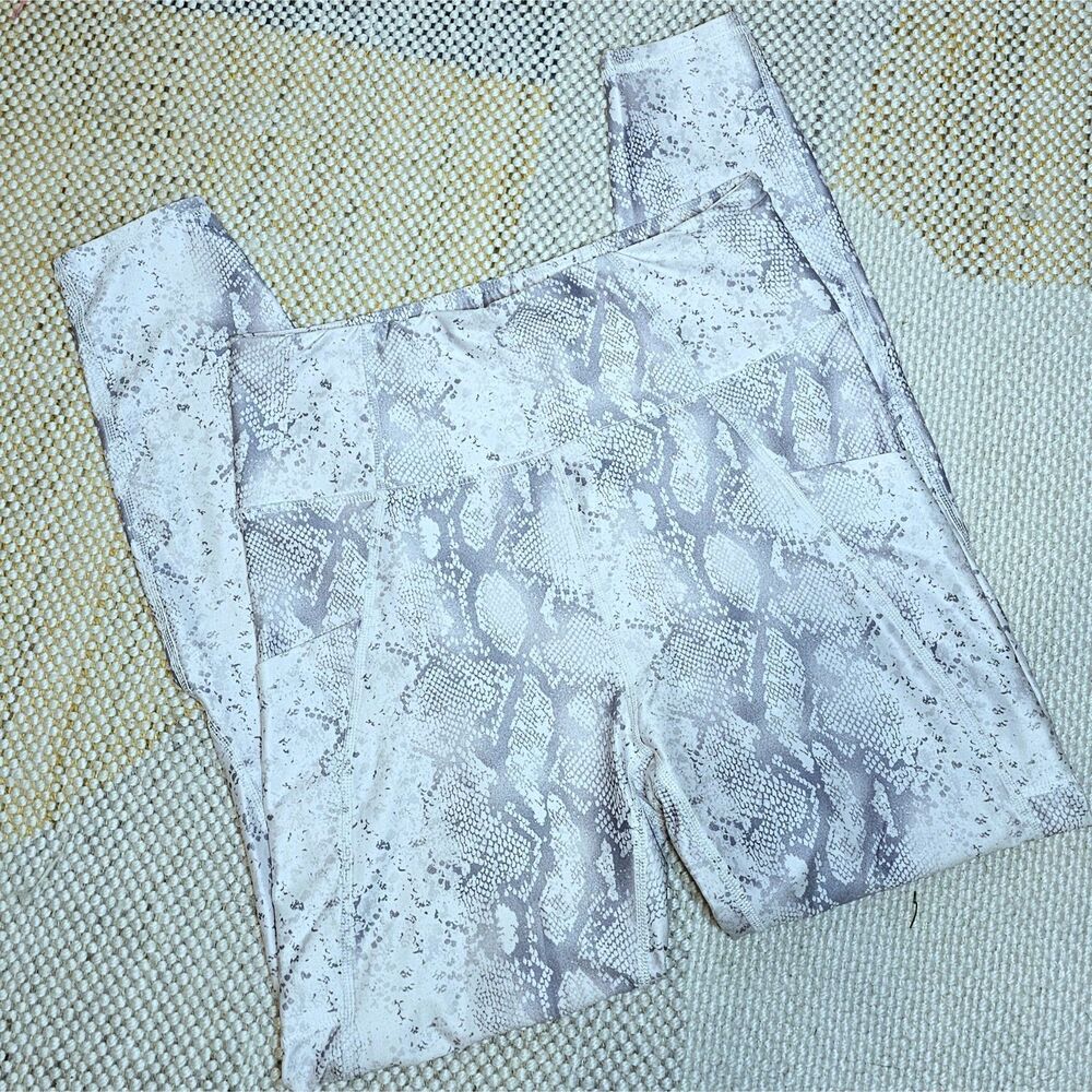 Nine West Gray Snakeskin Athletic Leggings w/ Pockets & Reflective Detail – M
